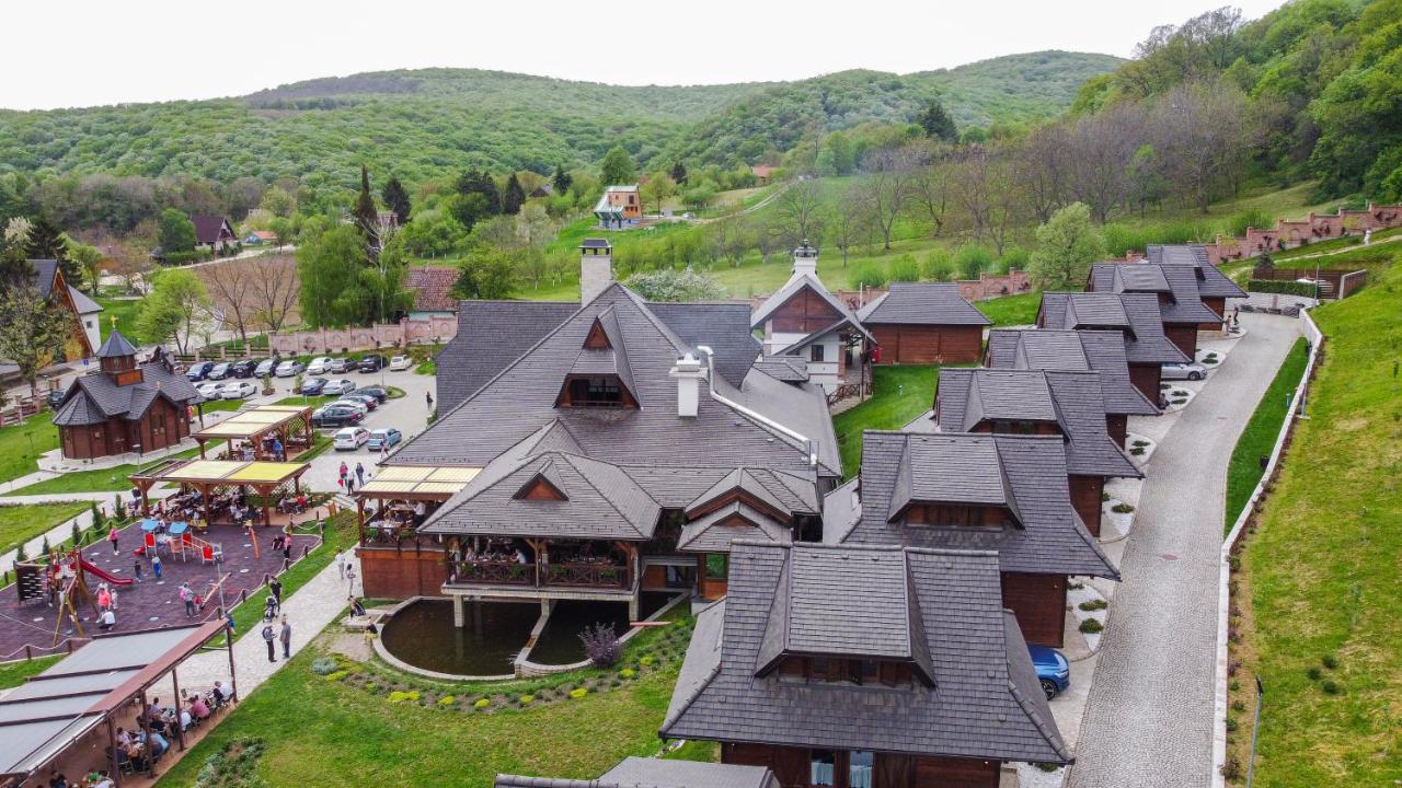 Etno Naselje Vrdnicka Kula Hotel Rednek Kültér fotó