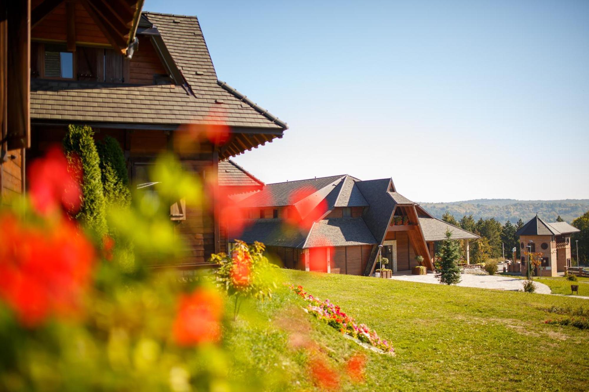 Etno Naselje Vrdnicka Kula Hotel Rednek Kültér fotó